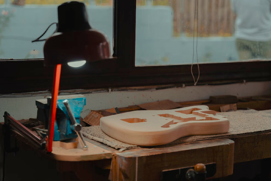 APPLY GRAIN FILLER ON A GUITAR BODY